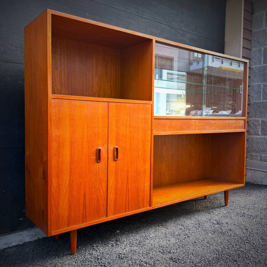 Beautiful slim profile mid century modern teak credenza shelving unit — photograph 2 of 8