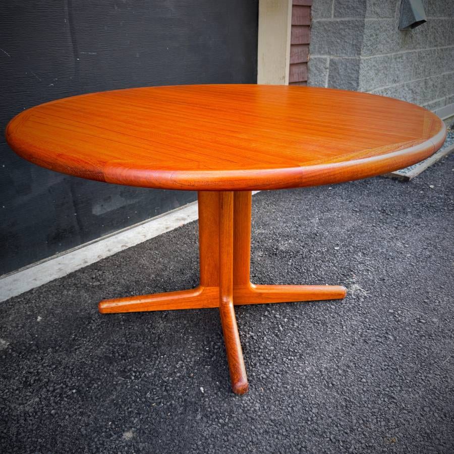 Vintage danish modern round teak pedestal table with extensions — photograph 3 of 10