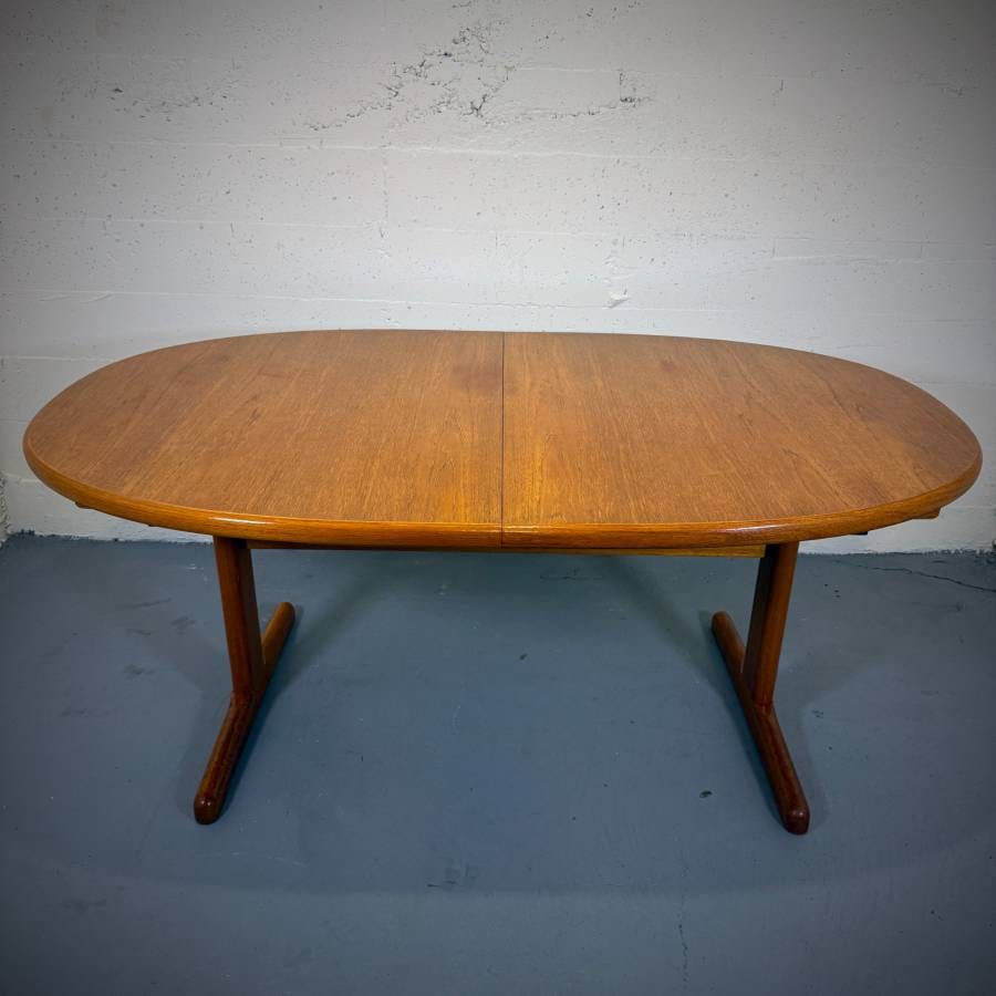 Beautiful danish modern teak oval dining table — photograph 7 of 7