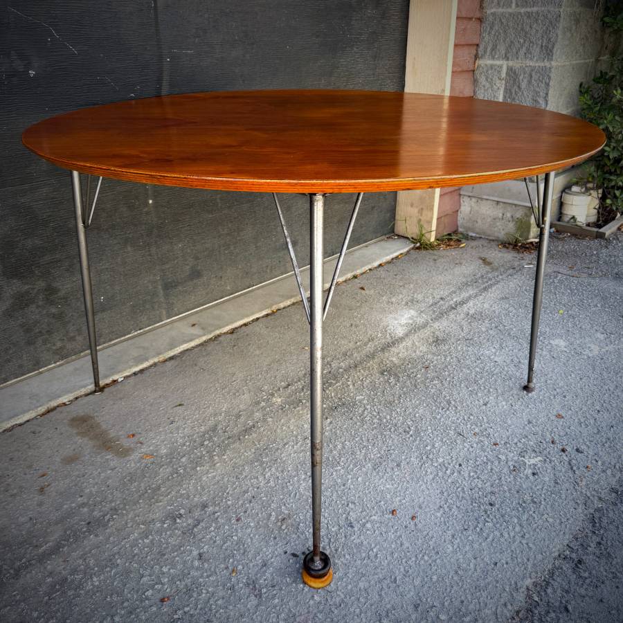 Beautiful Arne Jacobsen danish modern vintage teak dining table — photograph 4 of 7