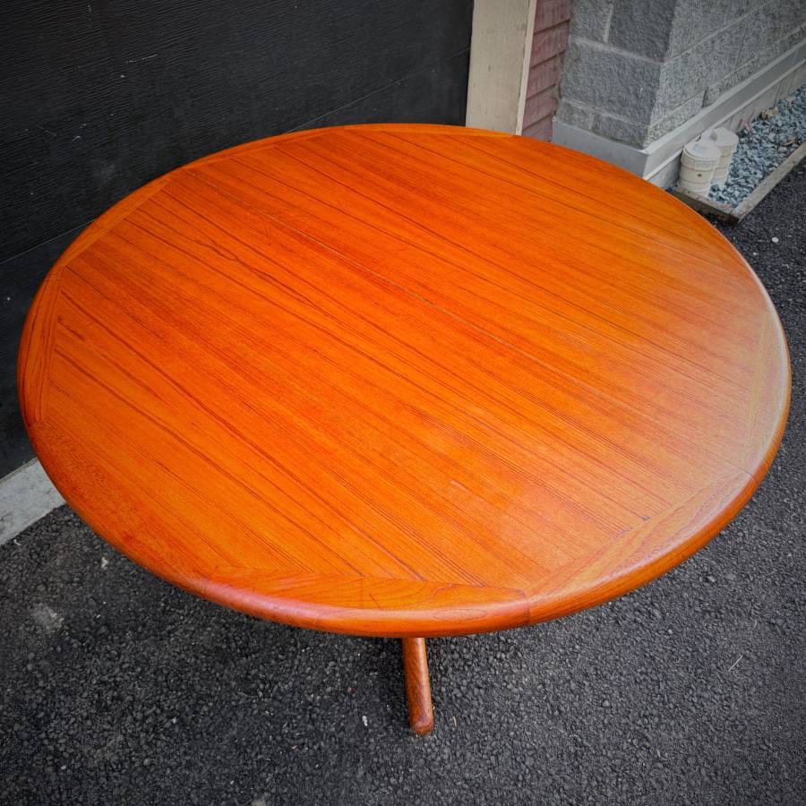 Vintage danish modern round teak pedestal table with extensions — photograph 4 of 10