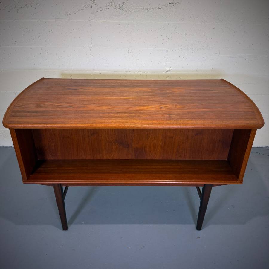 Beautiful 1960s danish modern teak desk — photograph 10 of 10