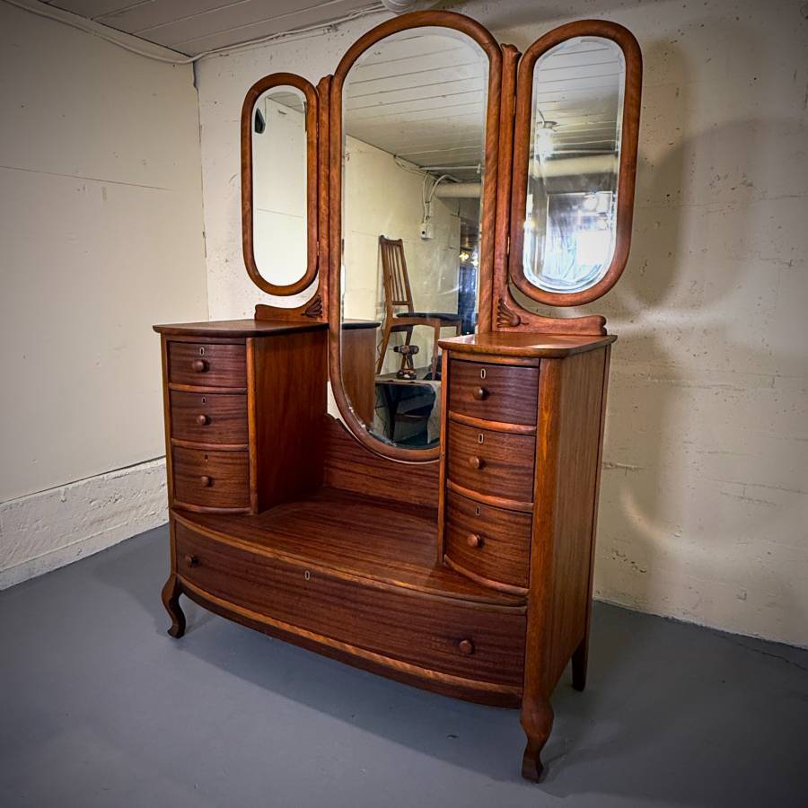 Stunning refinished vintage walnut vanity dresser with mirror — photograph 5 of 9