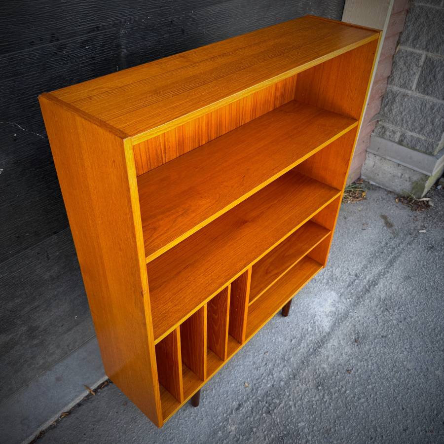 Beautiful compact mid century modern teak LP shelf — photograph 4 of 5
