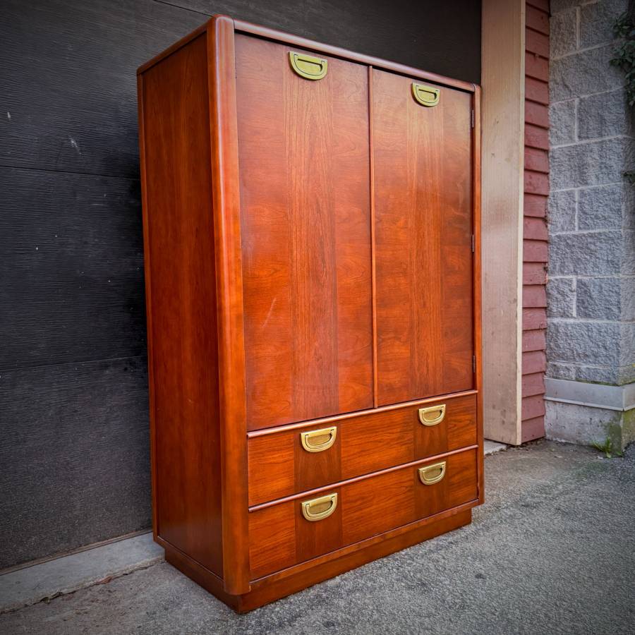 Large mid century modern rosewood chest of drawers by Deilcraft — photograph 3 of 6