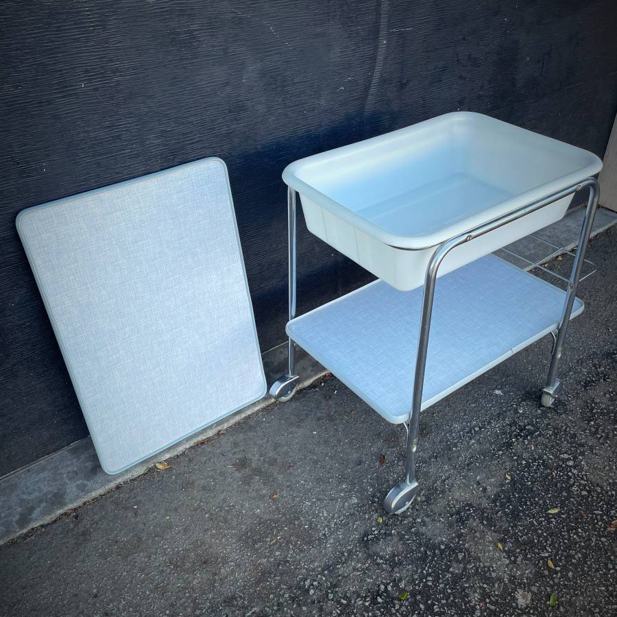 Unique vintage mcm atomic bar cart with sunken ice tray — photograph 6 of 7