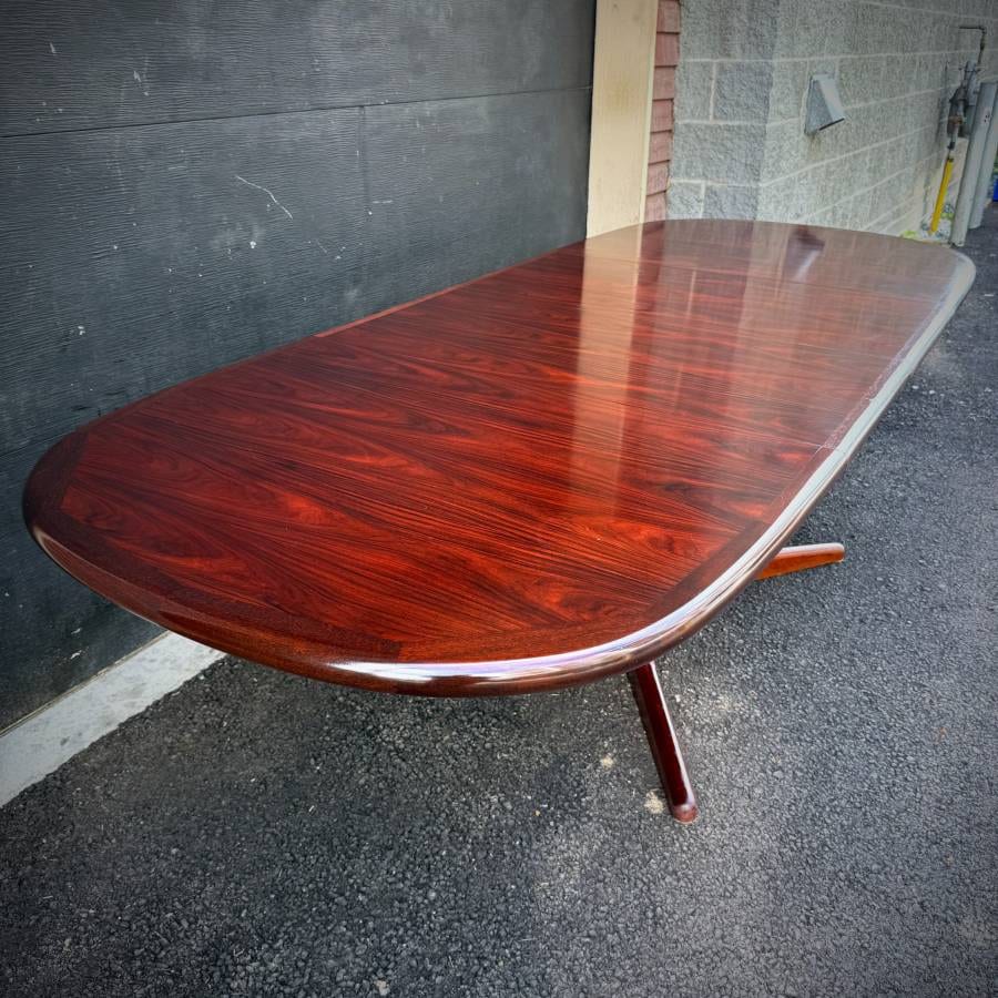 Beautiful vintage danish modern rosewood pedestal dining table — photograph 6 of 11