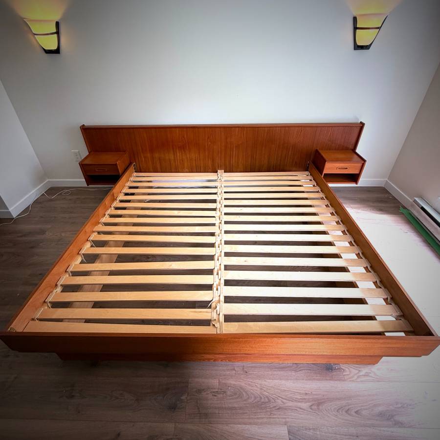 (pending) Rare MCM King teak bedframe with floating nightstands — photograph 9 of 9