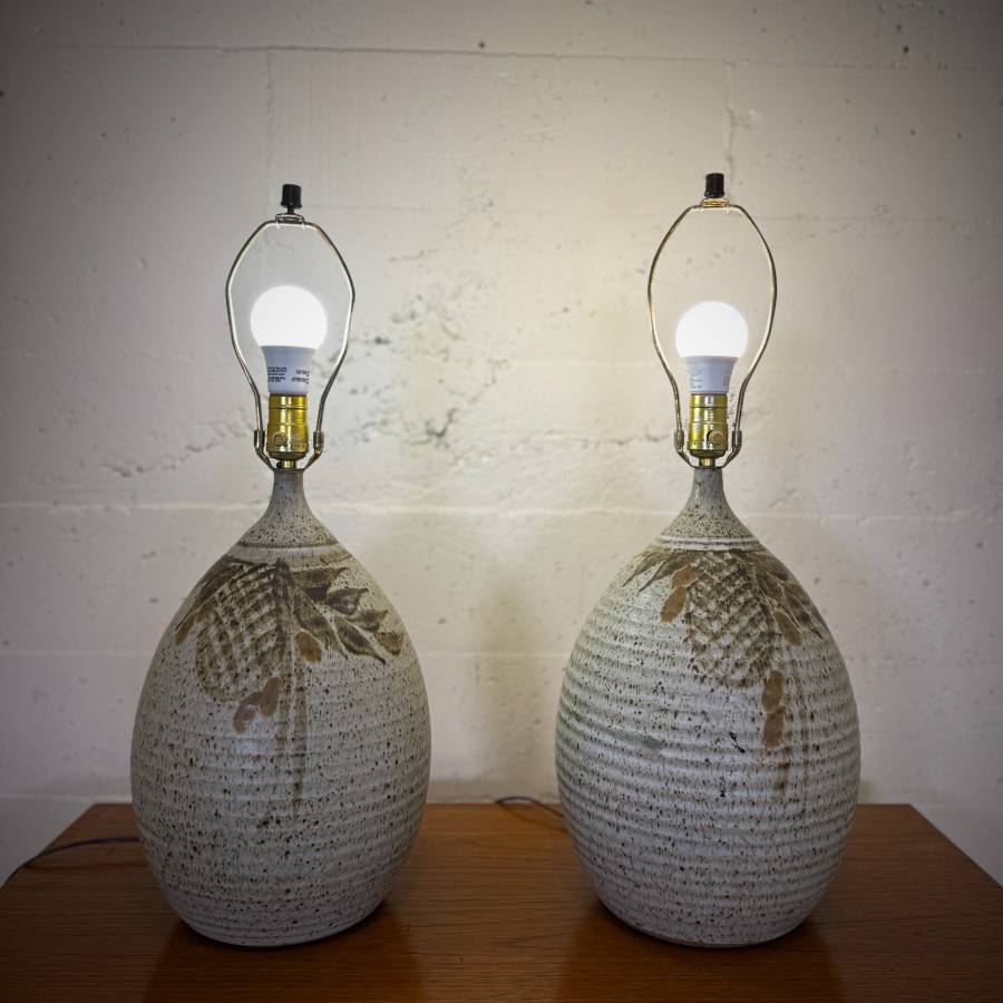 Pair of mid century modern ceramic table lamps — photograph 5 of 8