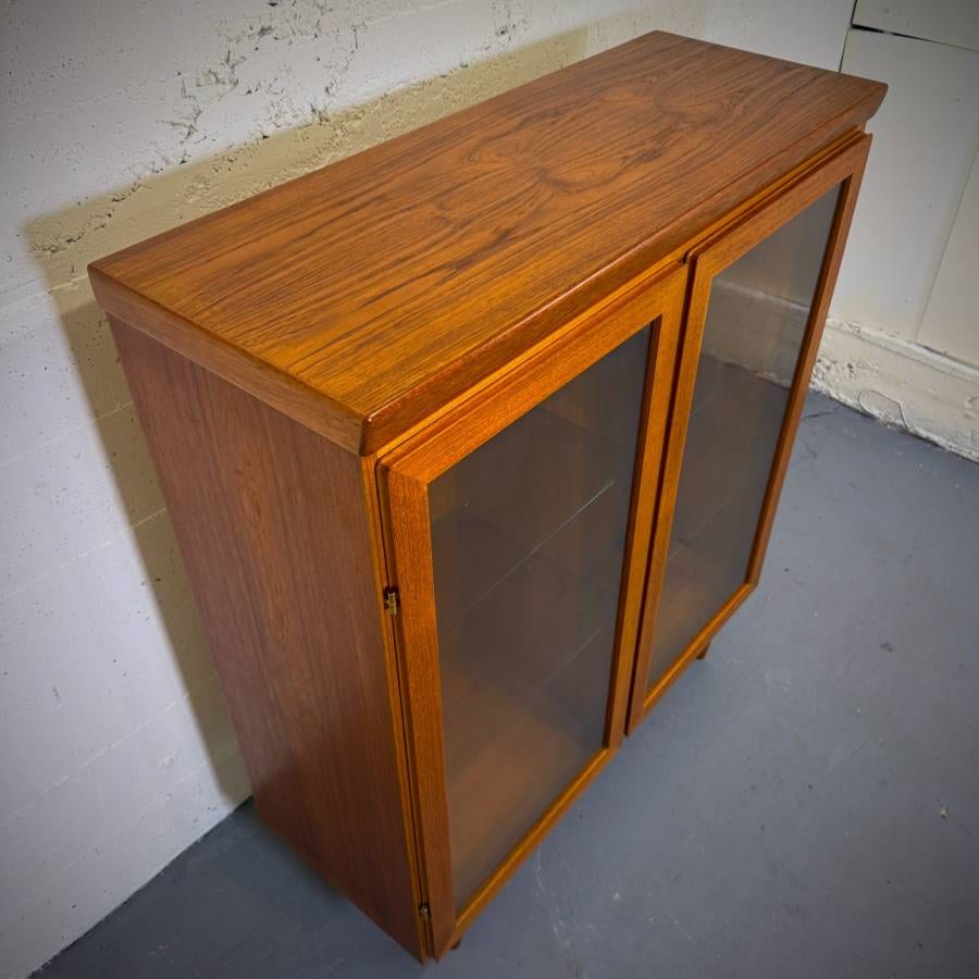 Beautiful danish modern teak and glass cabinet with interior lights — photograph 5 of 8