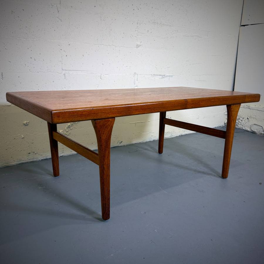 Beautiful danish modern teak coffee table — photograph 3 of 5