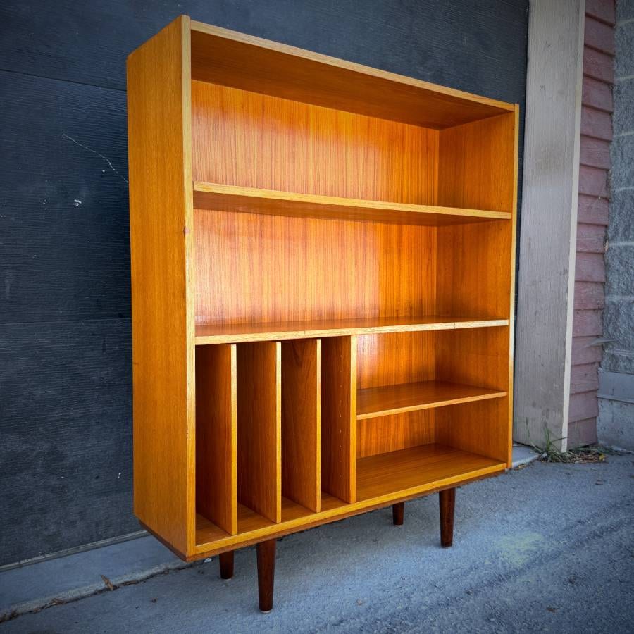 Beautiful compact mid century modern teak LP shelf — photograph 3 of 5