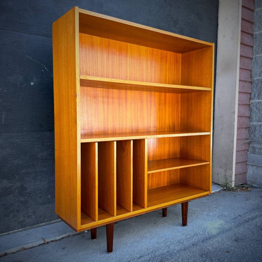 Beautiful compact mid century modern teak LP shelf — photograph 3 of 5