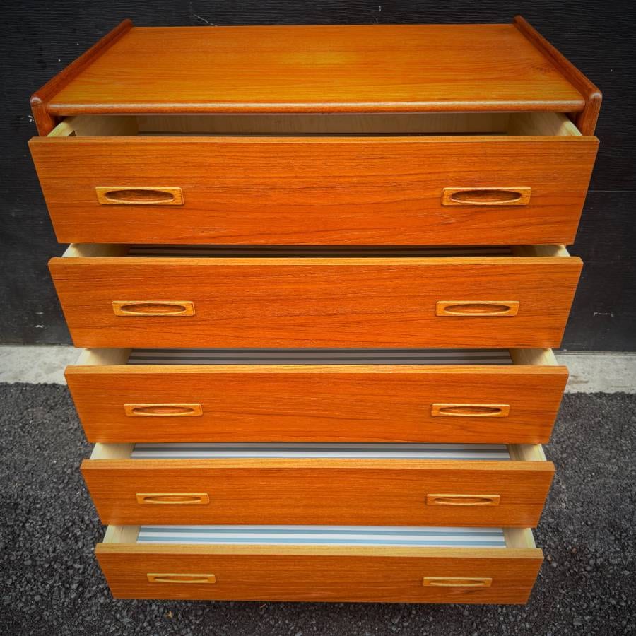 Stunning mid century modern teak tall boy dresser — photograph 5 of 6