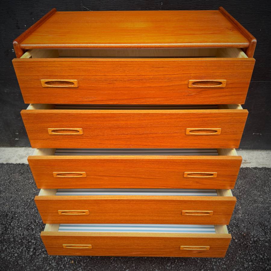 Stunning mid century modern teak tall boy dresser — photograph 5 of 6