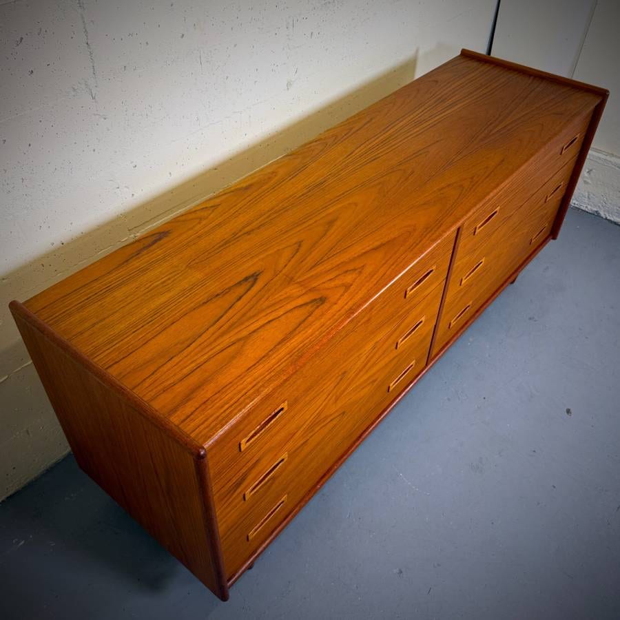 Beautiful mid century modern teak 6 drawer dresser — photograph 5 of 6