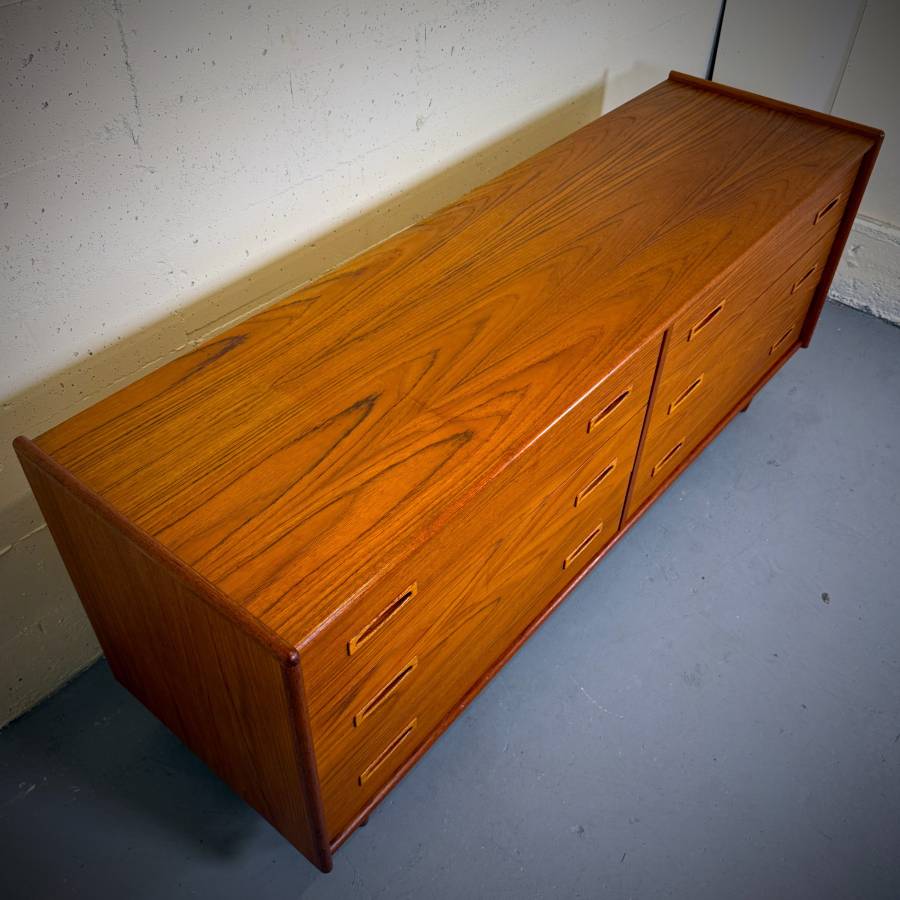 Beautiful mid century modern teak 6 drawer dresser — photograph 5 of 6