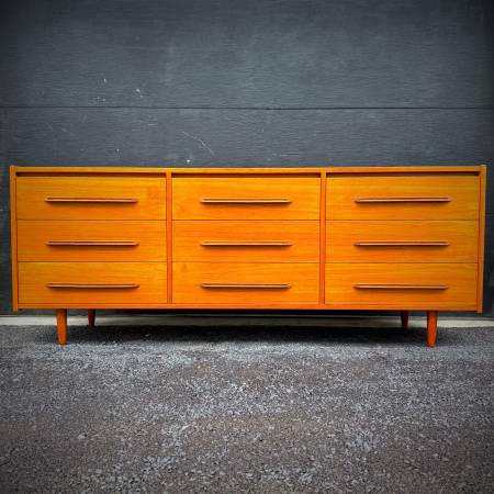 Mid century modern teak 9 drawer dresser