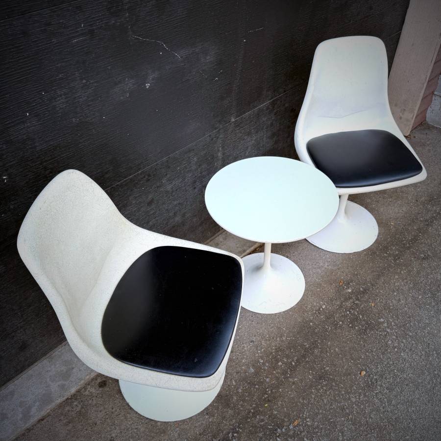 Pair of vintage saarinen tulip chairs and side table — photograph 4 of 9