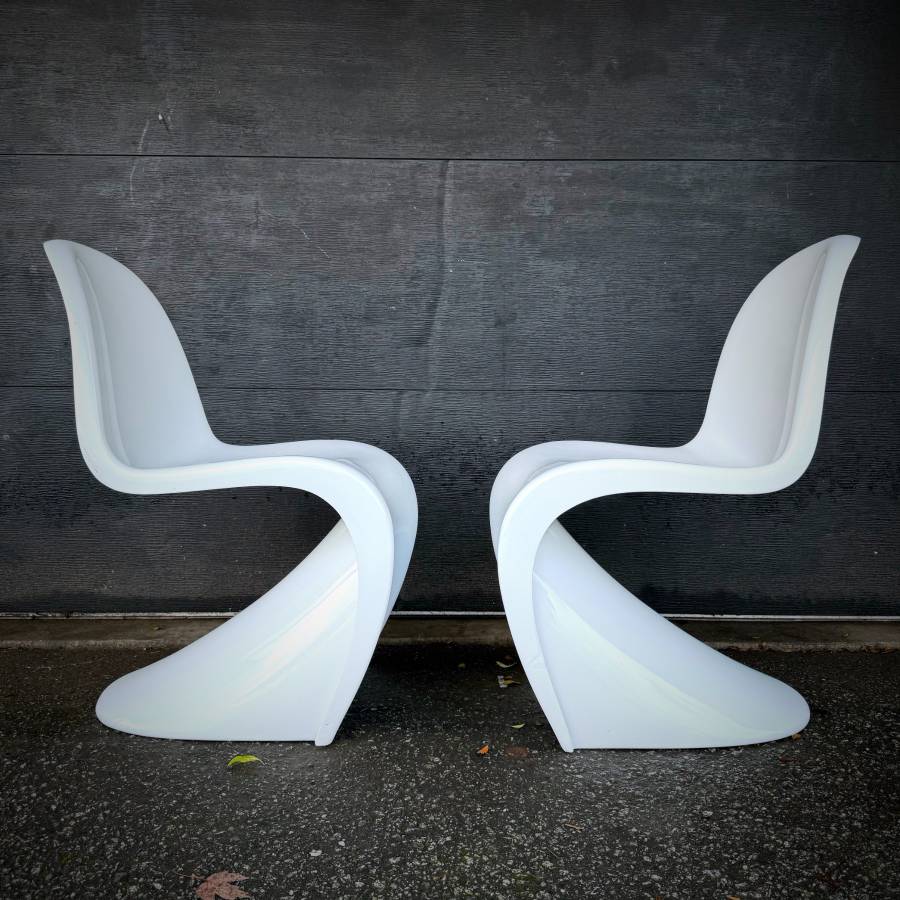 Set of 2 vintage Verner Panton dining chairs — photograph 2 of 7