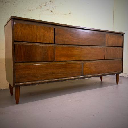 Mid century modern dark walnut 8 drawer dresser