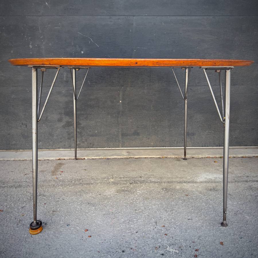 Beautiful Arne Jacobsen danish modern vintage teak dining table — photograph 2 of 7