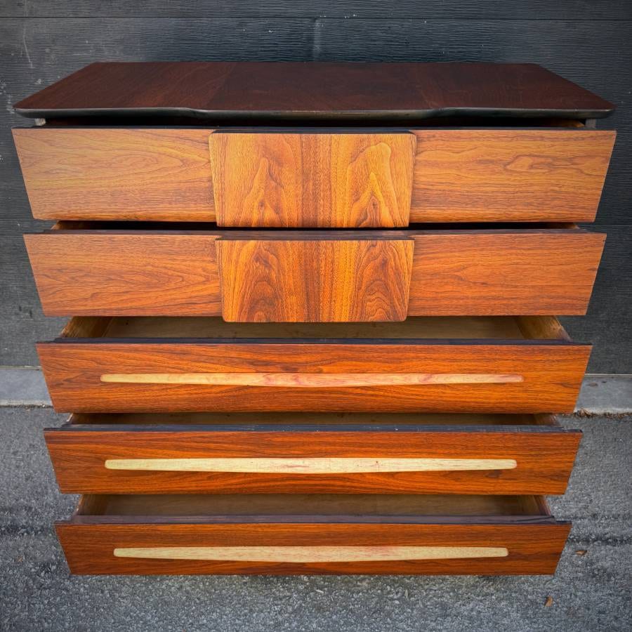 Beautiful refinished mid century modern walnut chest of drawers — photograph 5 of 6