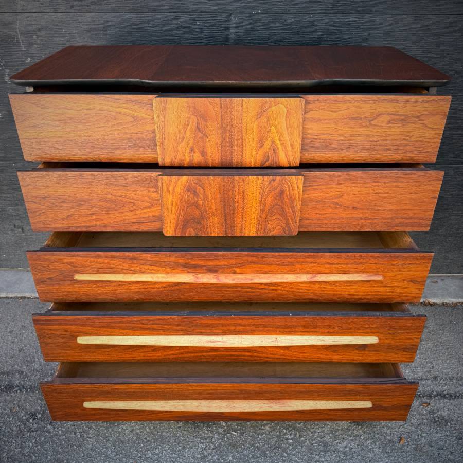 Beautiful refinished mid century modern walnut chest of drawers — photograph 5 of 6
