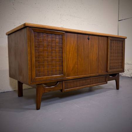 Beautiful mid century modern walnut chest — photograph 3 of 6