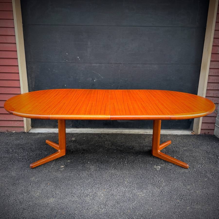 Vintage danish modern round teak pedestal table with extensions — photograph 6 of 10