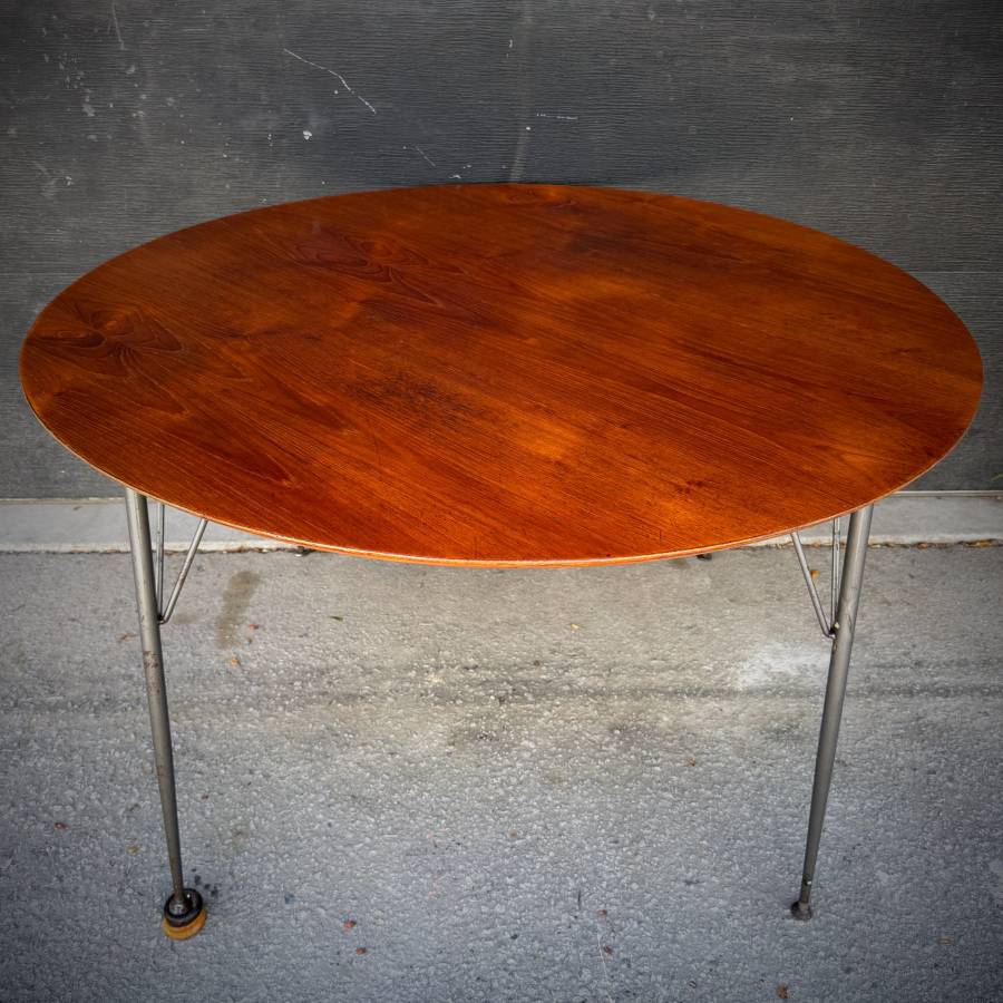 Beautiful Arne Jacobsen danish modern vintage teak dining table — photograph 3 of 7