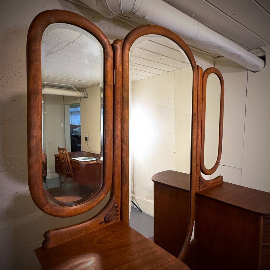 Stunning refinished vintage walnut vanity dresser with mirror — photograph 4 of 9