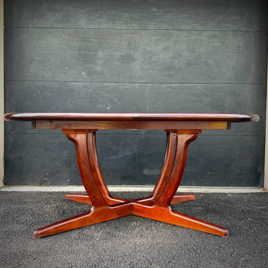 Beautiful vintage danish modern rosewood pedestal dining table — photograph 2 of 11