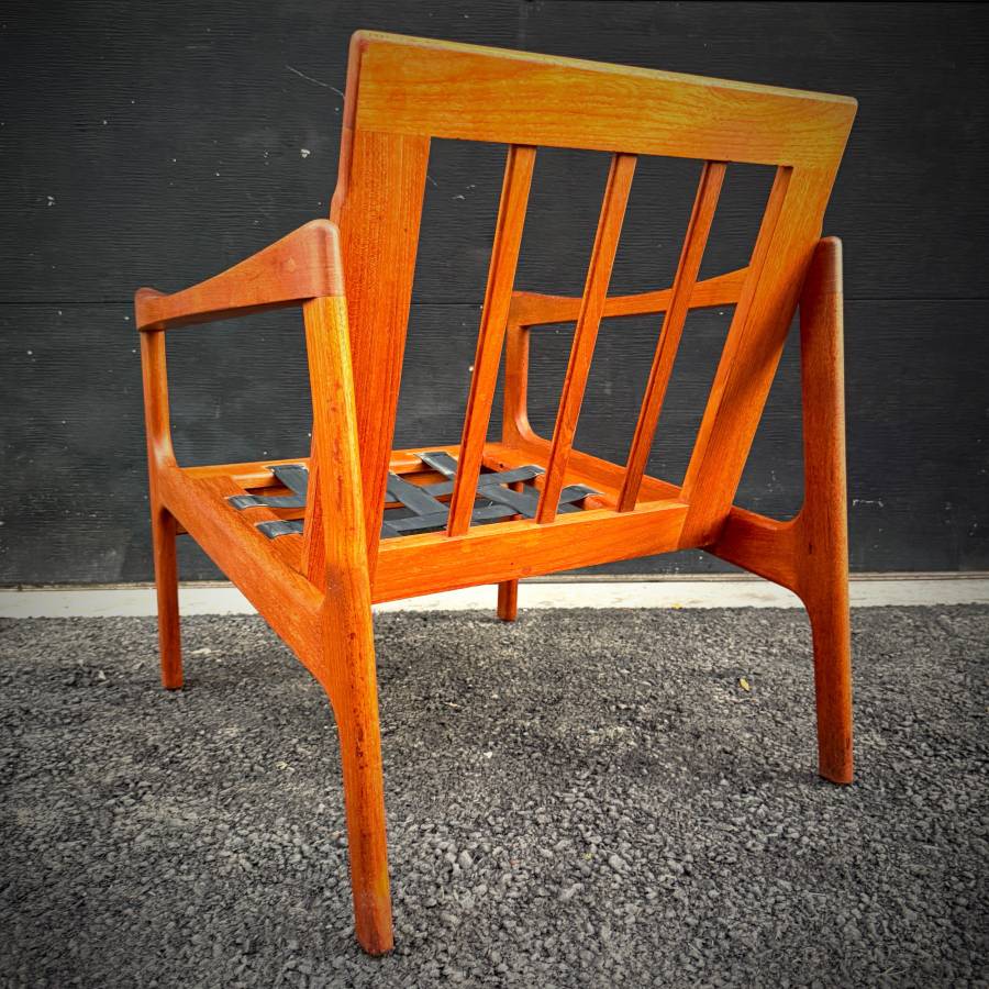 Danish mid century modern teak lounge chair — photograph 8 of 8