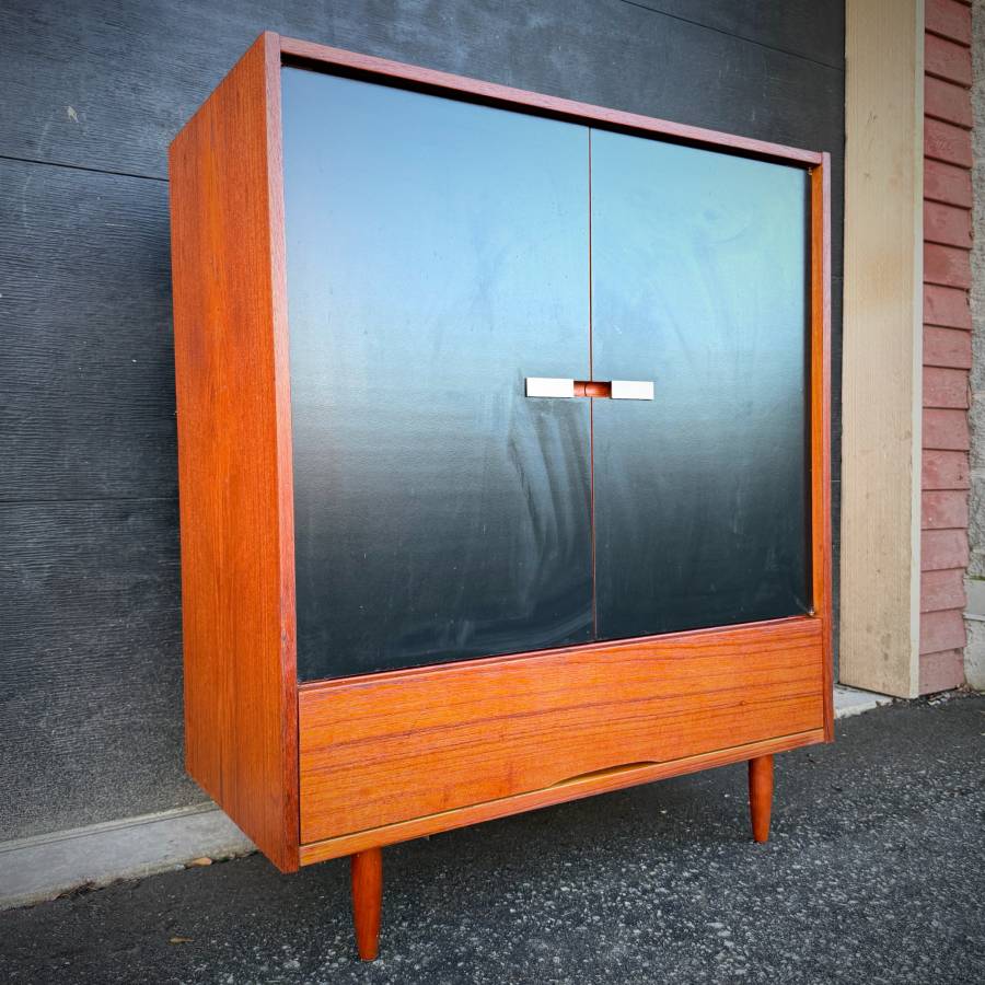 Mid century modern teak wardrobe — photograph 3 of 7