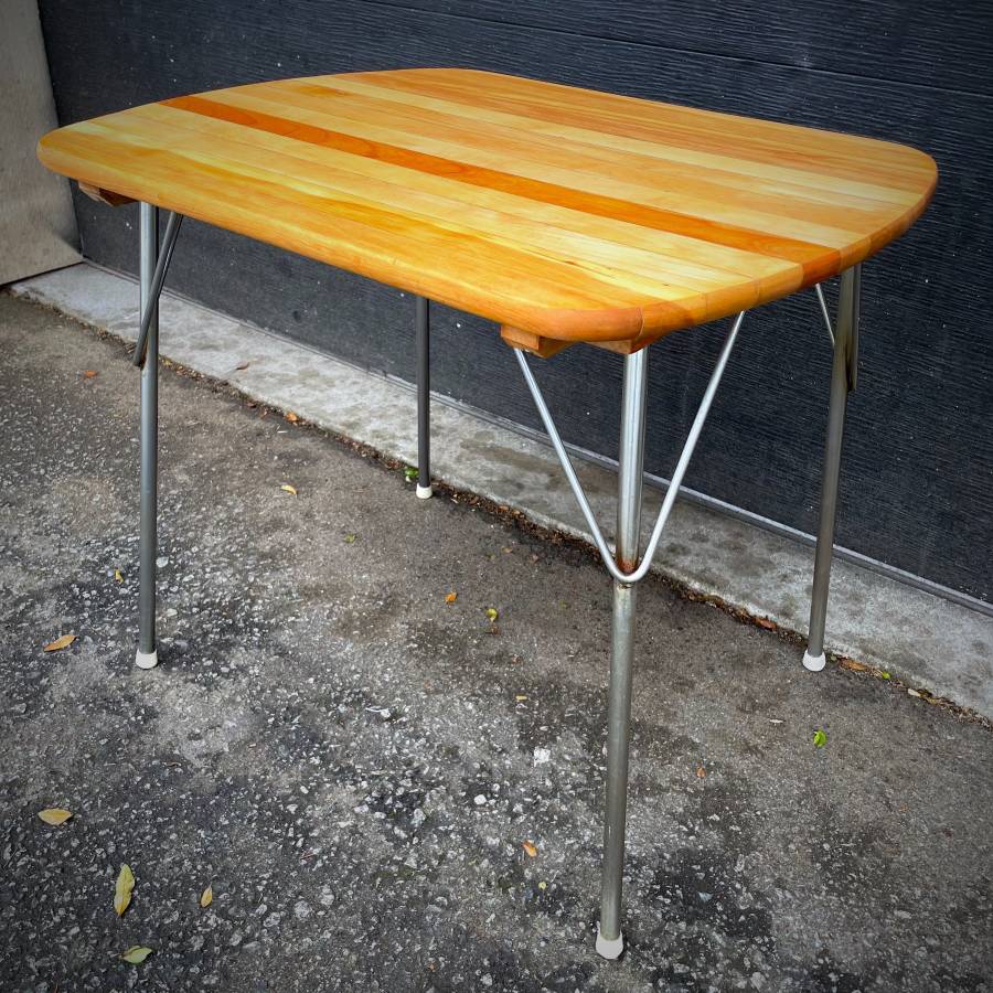 Unique atomic mcm vintage side table — photograph 5 of 5