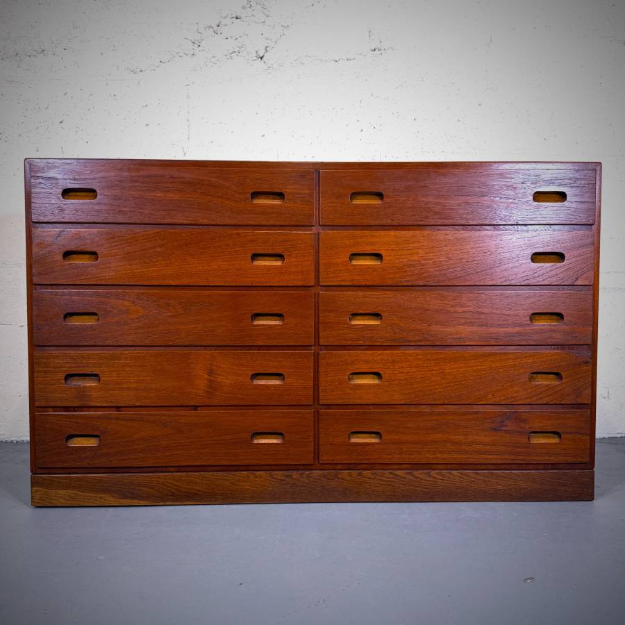 Stunning danish modern rosewood dresser by Borge Mogensen — photograph 2 of 8