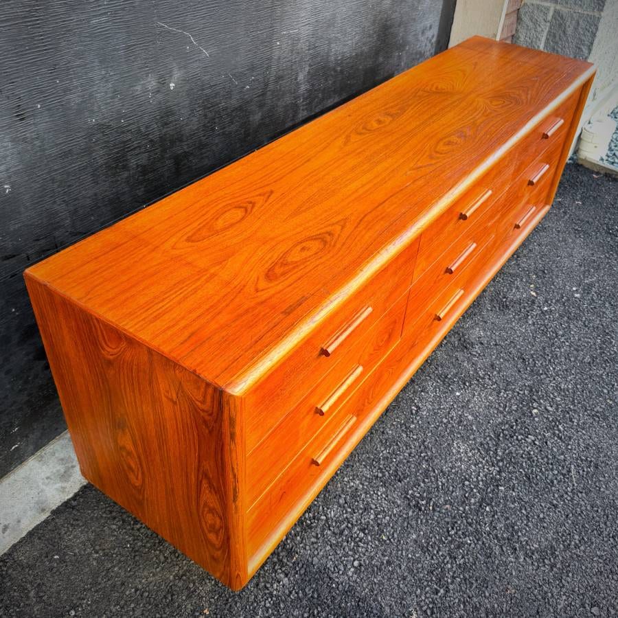 Mid century modern teak 9 drawer dresser — photograph 6 of 6