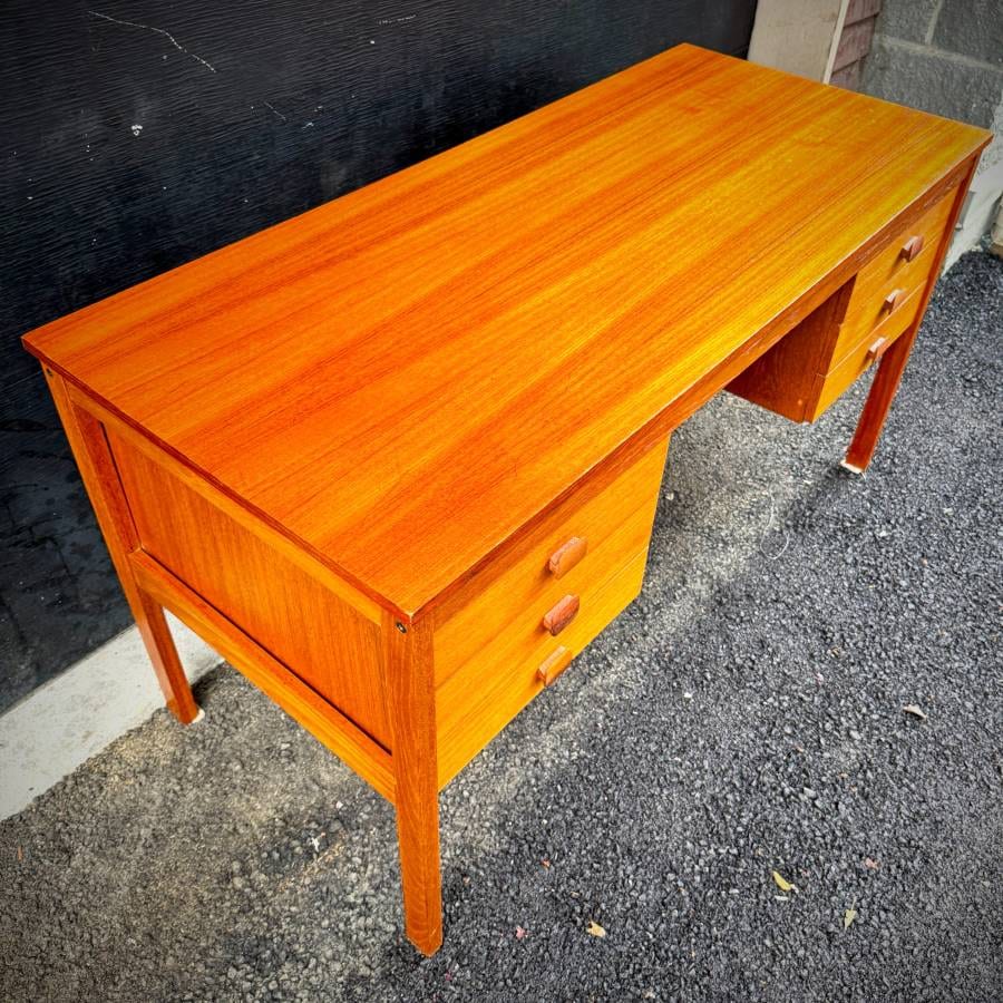 Mid century danish modern teak 6 drawer desk — photograph 6 of 6