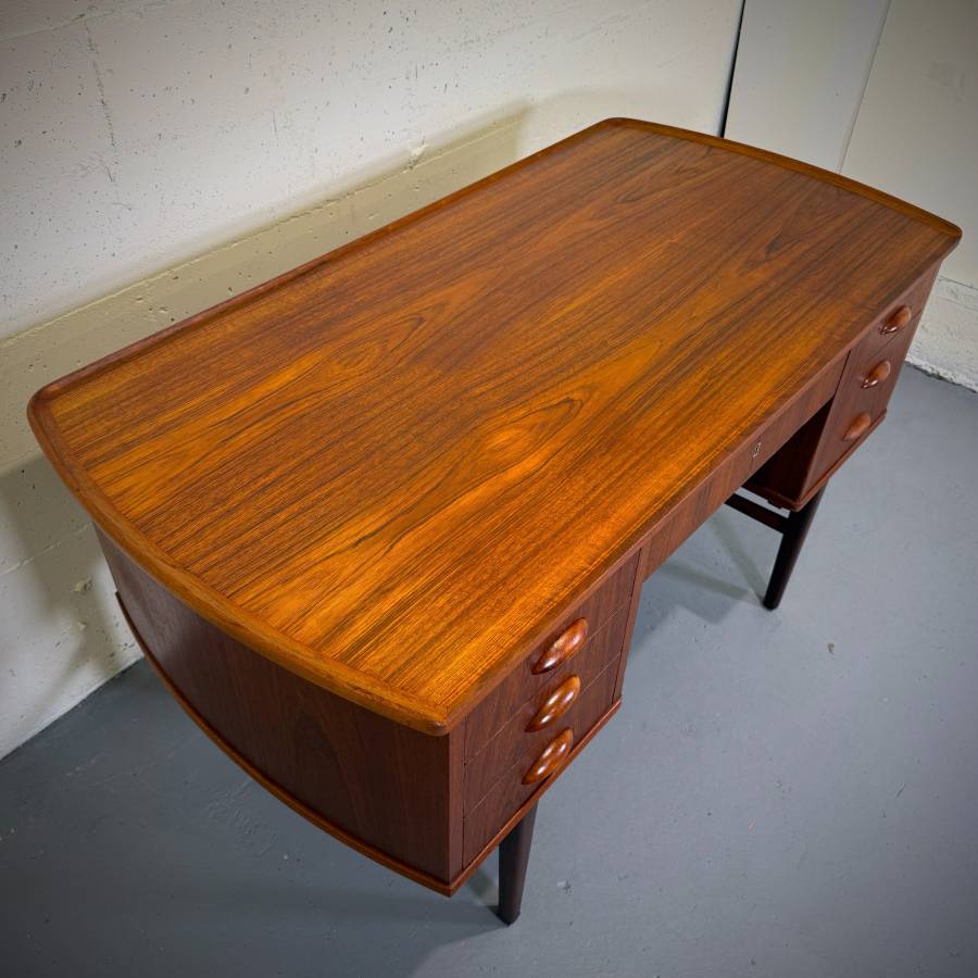 Beautiful 1960s danish modern teak desk — photograph 5 of 10