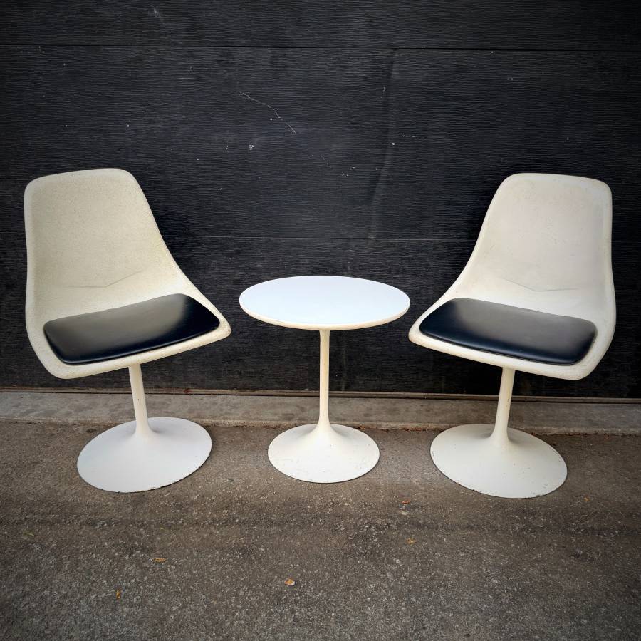 Pair of vintage saarinen tulip chairs and side table — photograph 2 of 9