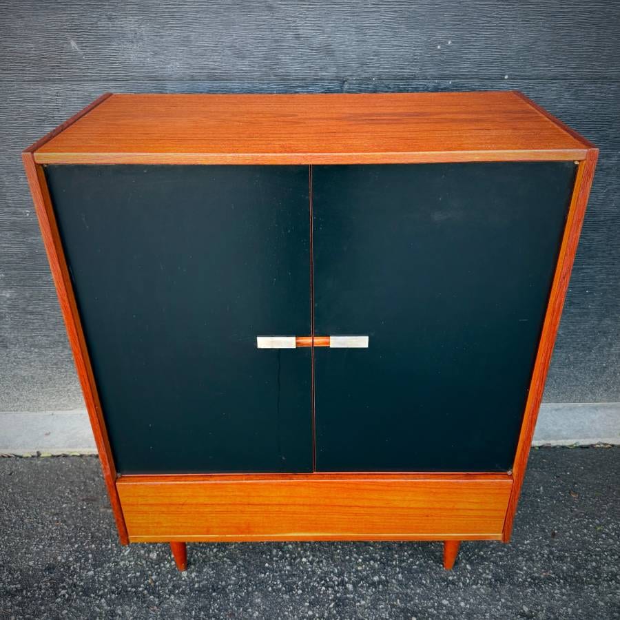 Mid century modern teak wardrobe — photograph 4 of 7