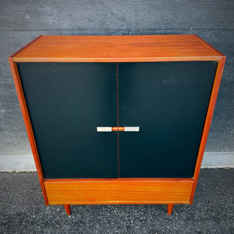 Mid century modern teak wardrobe — photograph 4 of 7