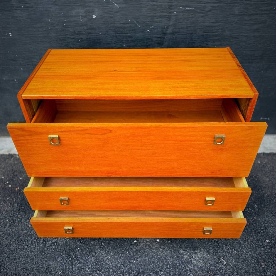 Mid century modern teak 3 drawer dresser — photograph 6 of 6