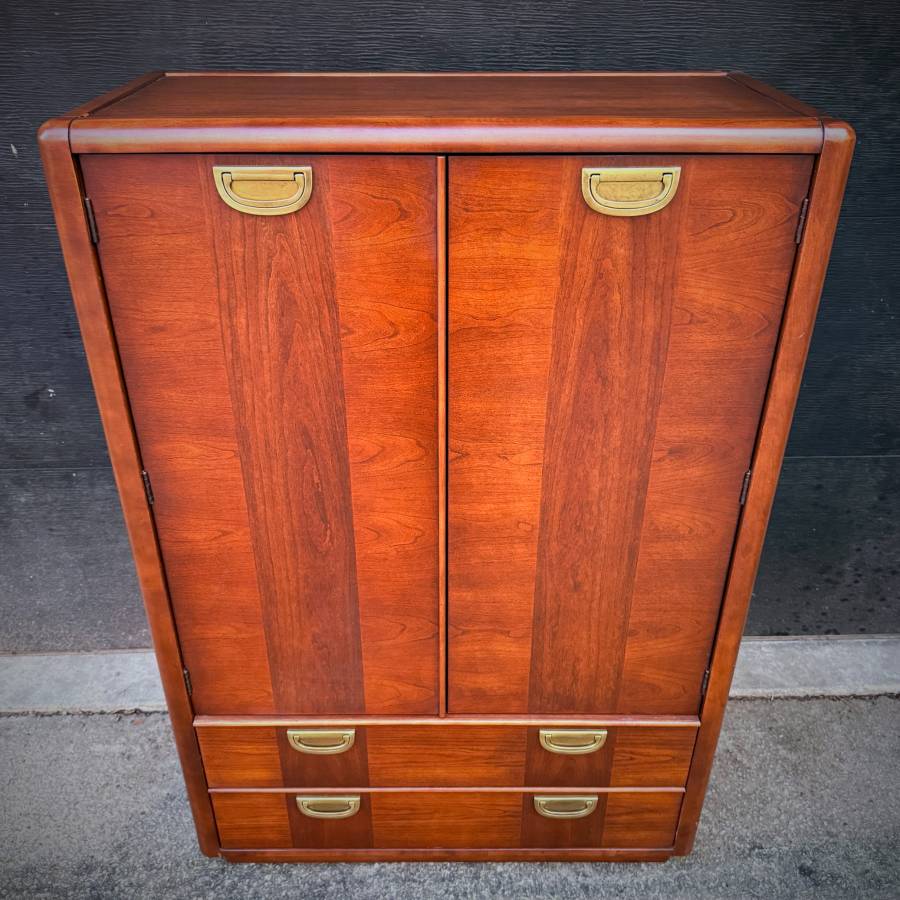 Large mid century modern rosewood chest of drawers by Deilcraft — photograph 4 of 6