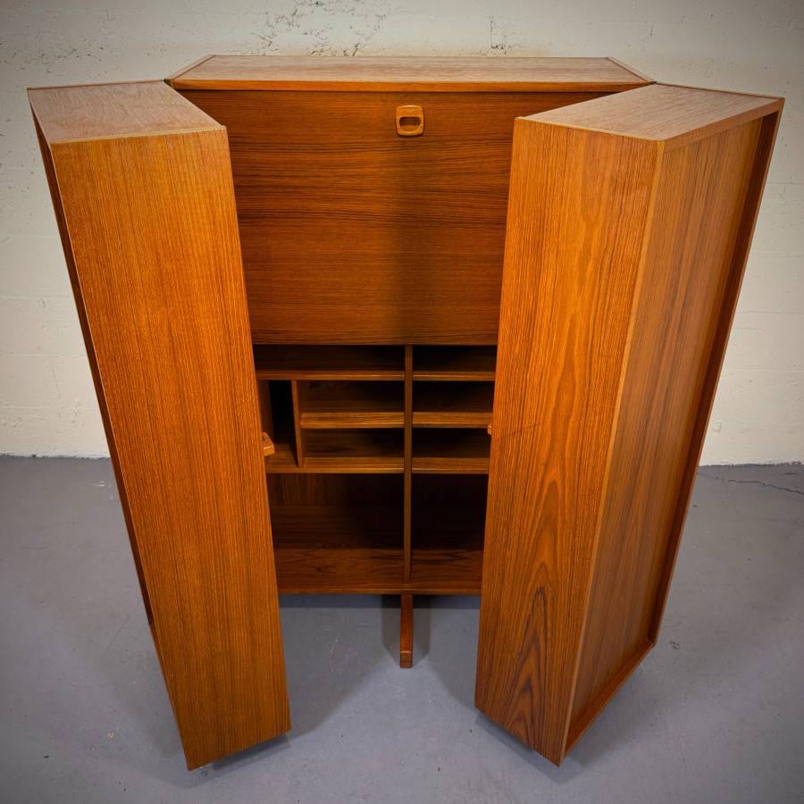 Rare 'Magic Box' fold out danish teak desk by Nils Erik Glasdam — photograph 9 of 13
