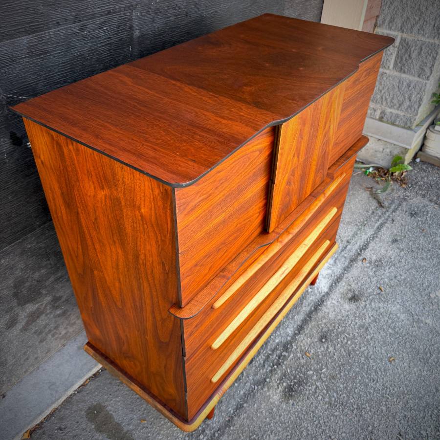 Beautiful refinished mid century modern walnut chest of drawers — photograph 6 of 6