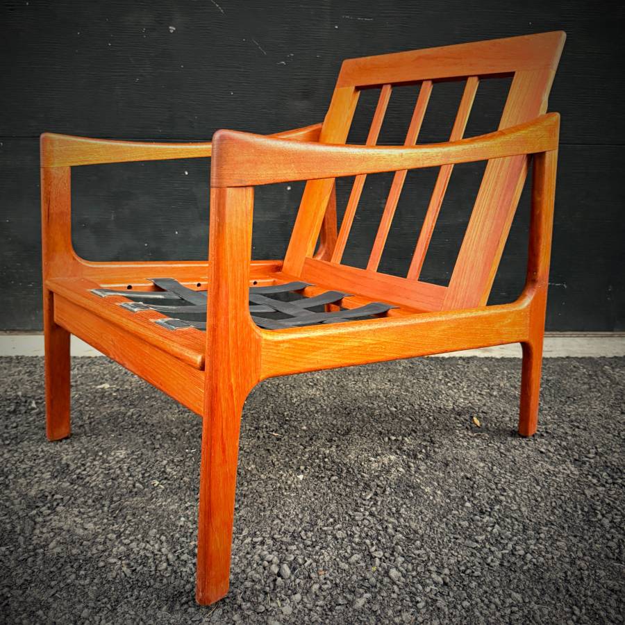 Danish mid century modern teak lounge chair — photograph 6 of 8