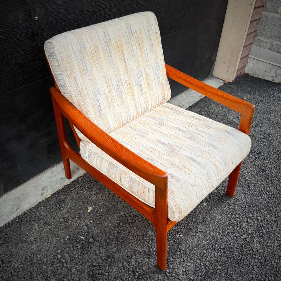 Danish mid century modern teak lounge chair — photograph 5 of 8