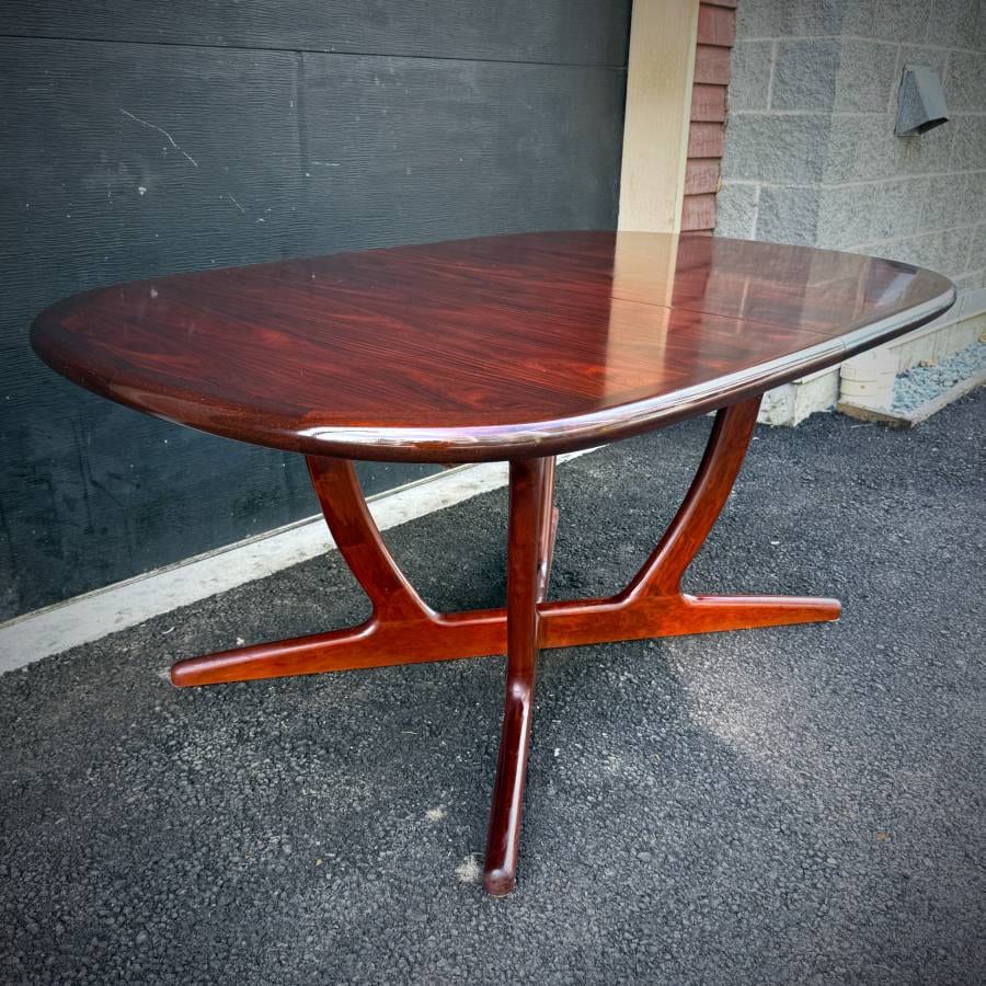 Beautiful vintage danish modern rosewood pedestal dining table — photograph 3 of 11